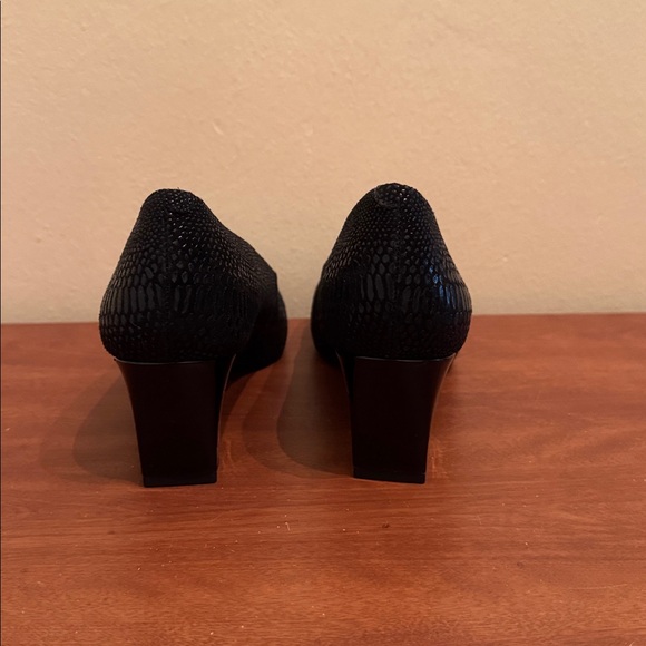 TROTTERS. Black Textured Block Heel Pumps Size 9W - Picture 3 of 8